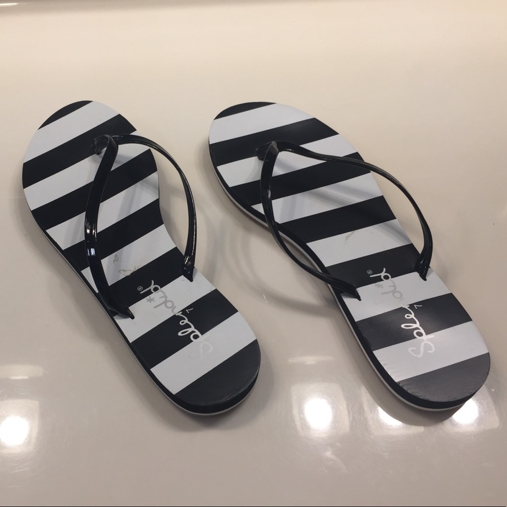 Splendid black and white flip flops